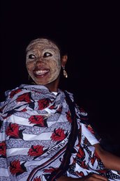 Archipel-des-Comores;-France;-Jeune-femme;-Kaleidos;-Kaleidos-images;-Kanga;-La-parole-à-limage;-Laurent-Abad;-Mayotte;-Msindzano;-Nuit;-Océan-Indien;-Portrait;-Sourire;-Stories-Pictures;-Tradition
